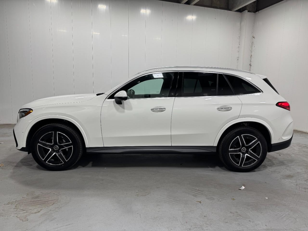 Mercedes-Benz GLC Vehicle Full-screen Gallery Image 2