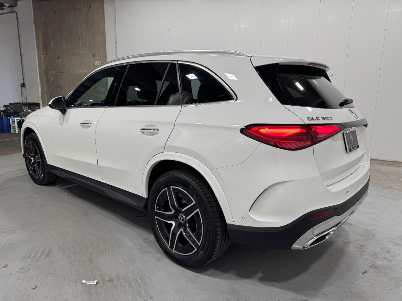 Mercedes-Benz GLC Vehicle Full-screen Gallery Image 3