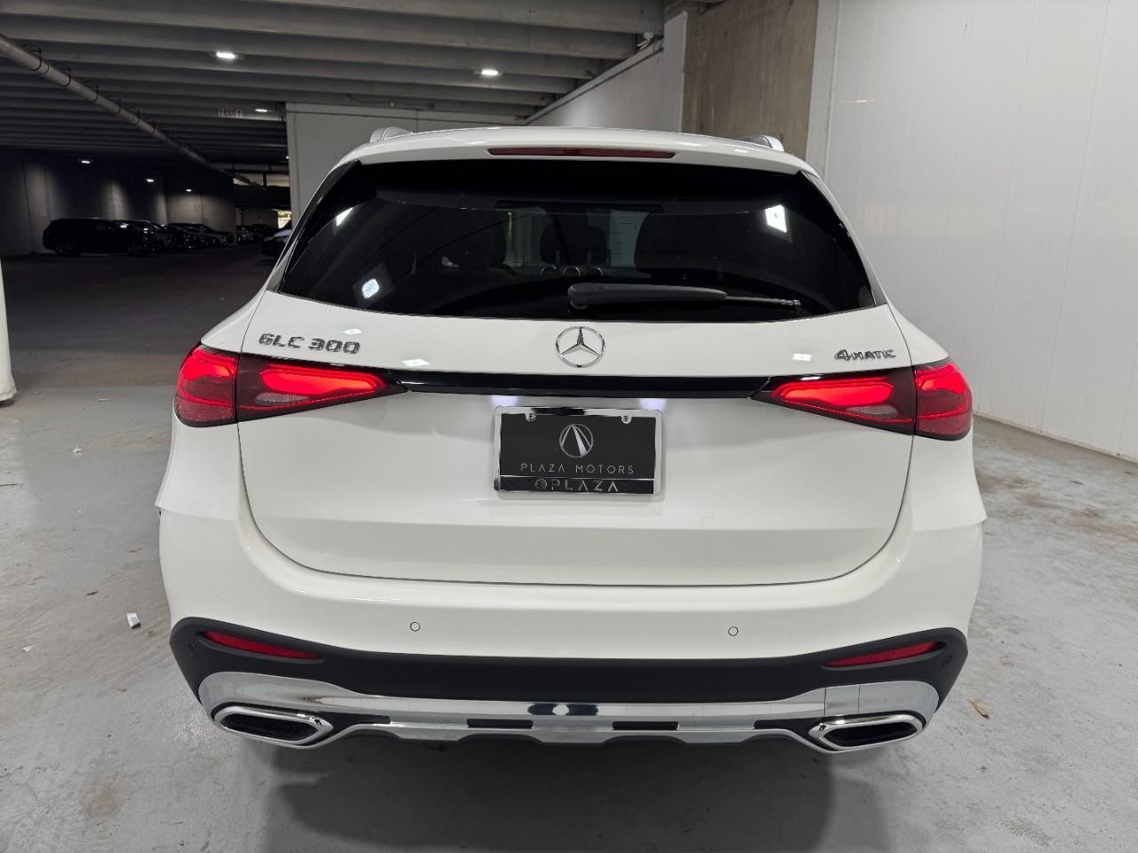 Mercedes-Benz GLC Vehicle Full-screen Gallery Image 4