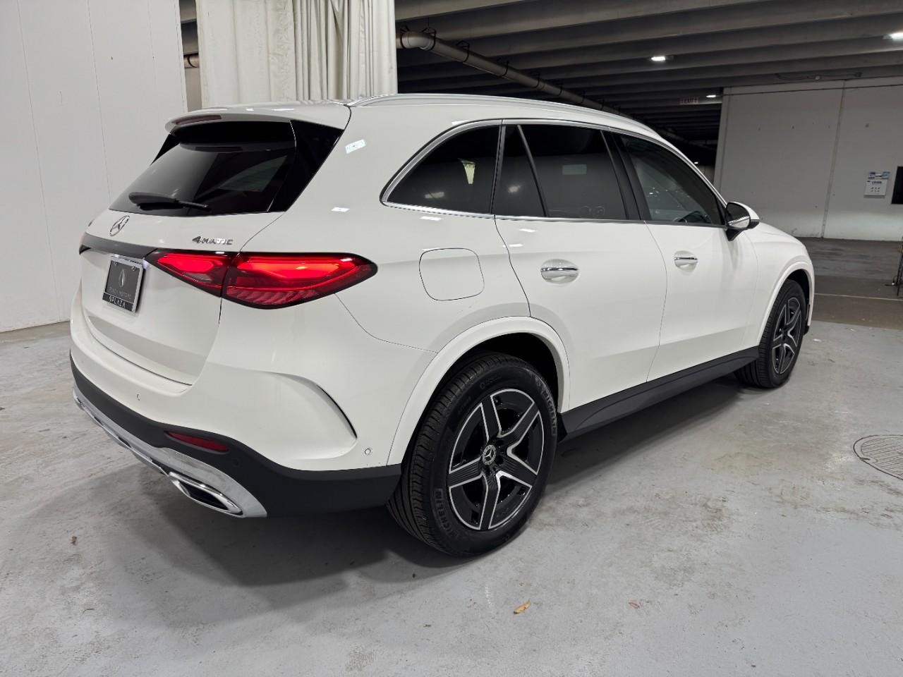 Mercedes-Benz GLC Vehicle Full-screen Gallery Image 5