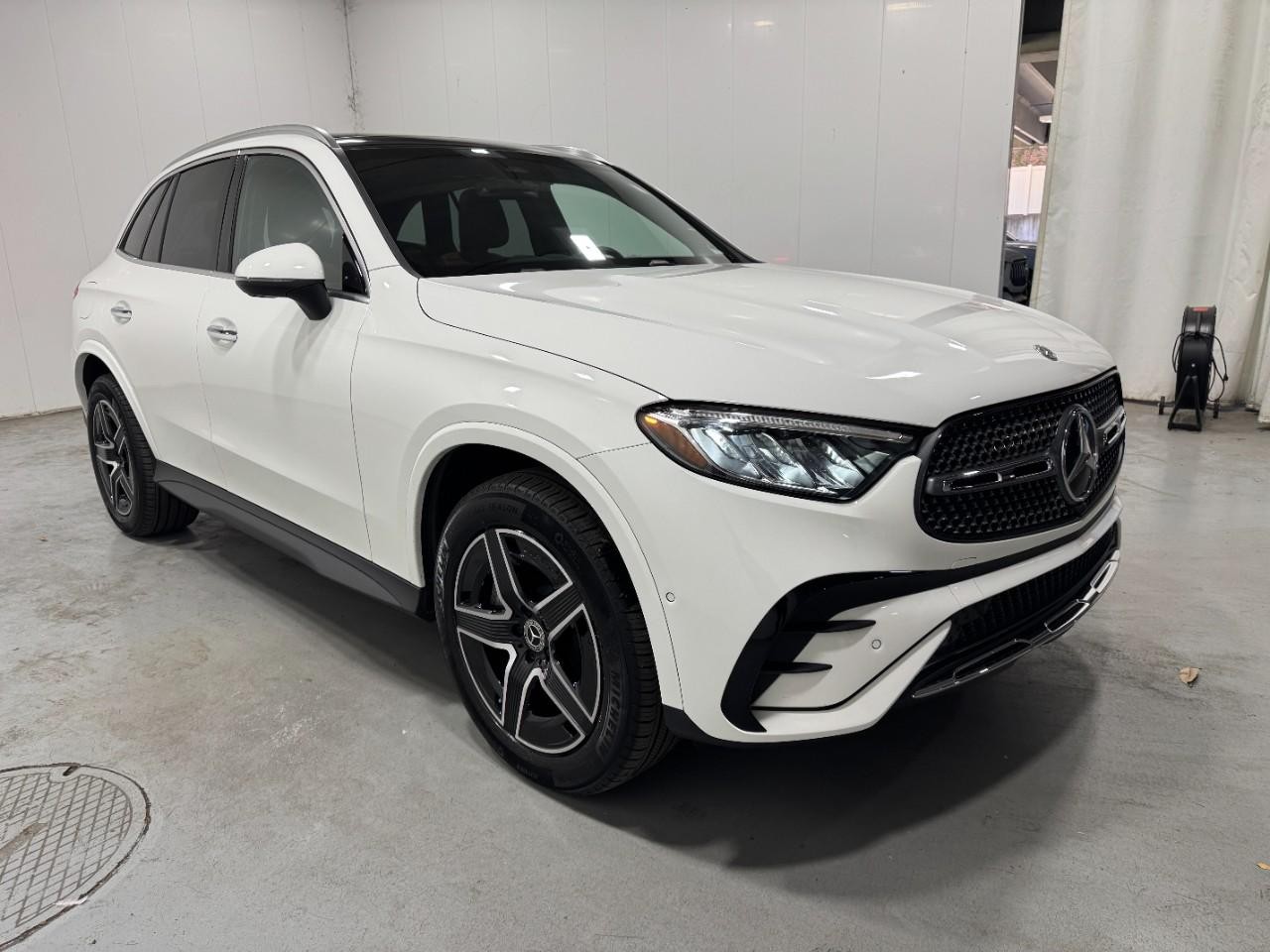 Mercedes-Benz GLC Vehicle Full-screen Gallery Image 7