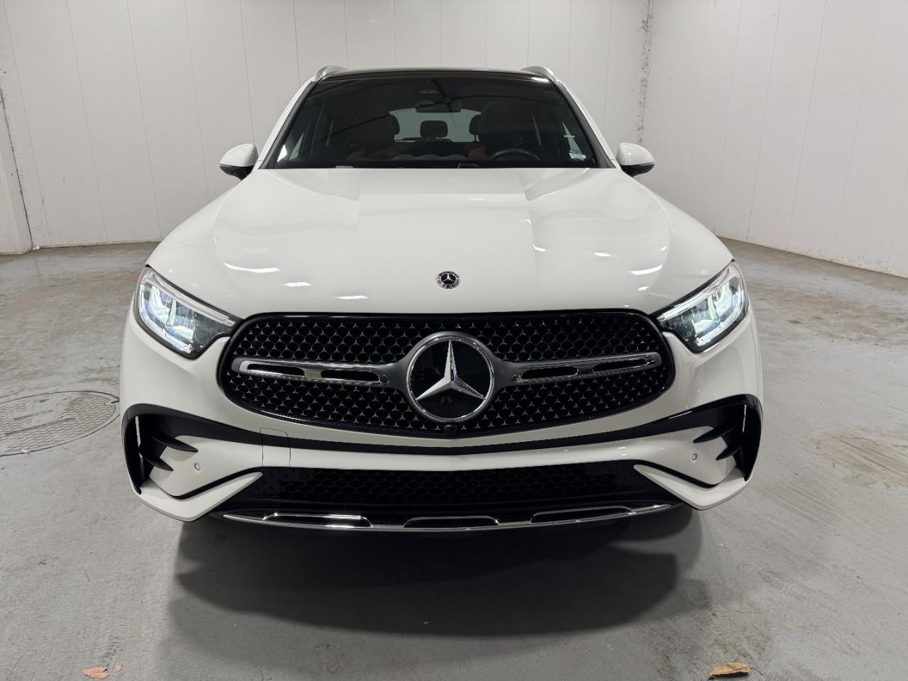 Mercedes-Benz GLC Vehicle Full-screen Gallery Image 8