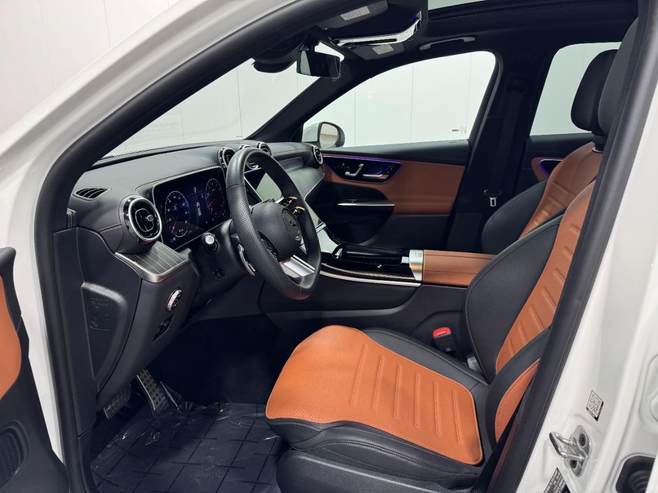 Mercedes-Benz GLC Vehicle Full-screen Gallery Image 9