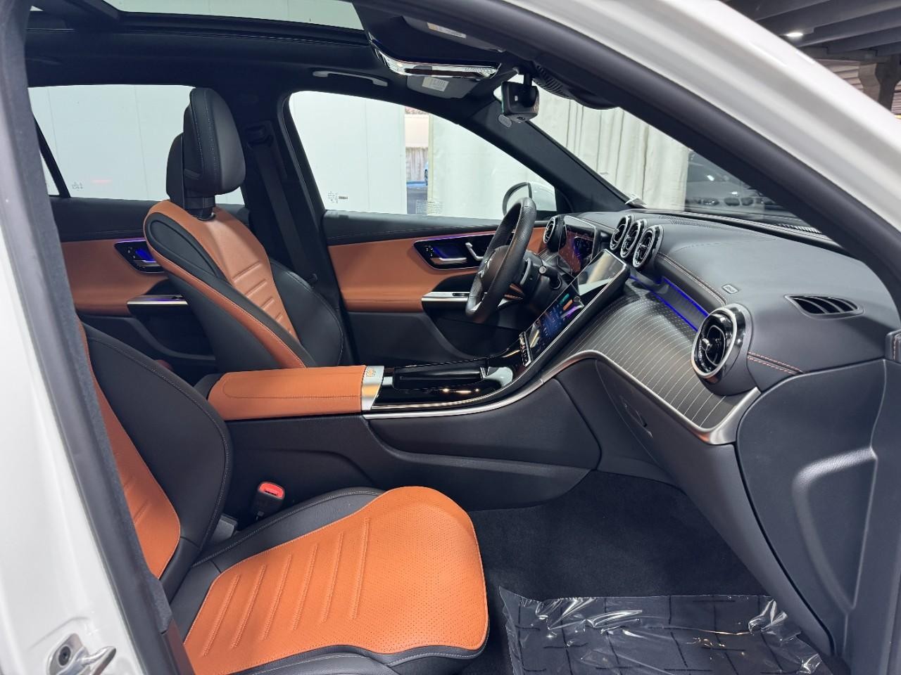 Mercedes-Benz GLC Vehicle Full-screen Gallery Image 11