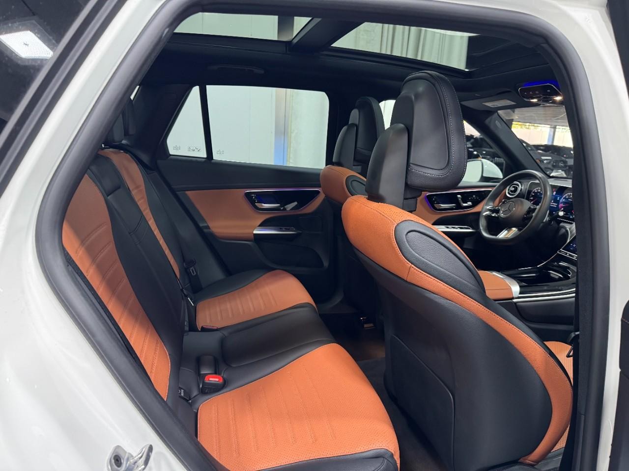 Mercedes-Benz GLC Vehicle Full-screen Gallery Image 12