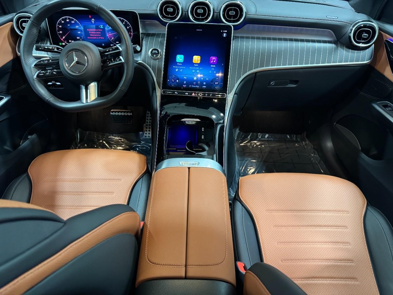 Mercedes-Benz GLC Vehicle Full-screen Gallery Image 13