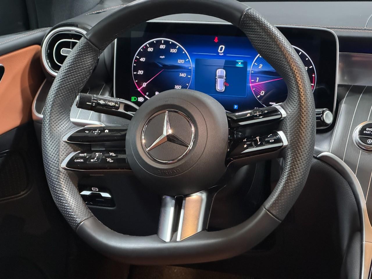 Mercedes-Benz GLC Vehicle Full-screen Gallery Image 14