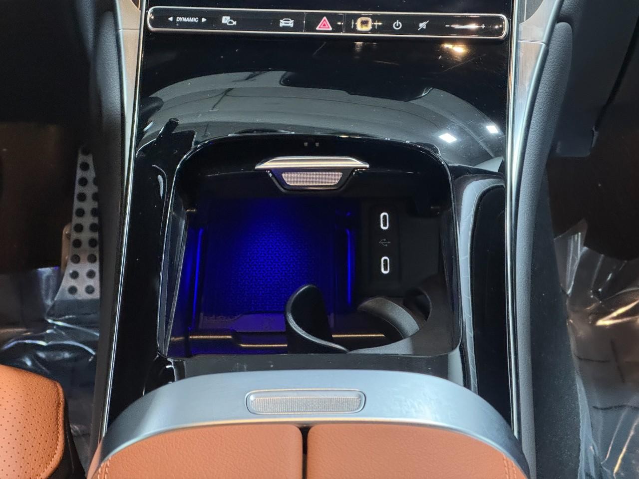 Mercedes-Benz GLC Vehicle Full-screen Gallery Image 16