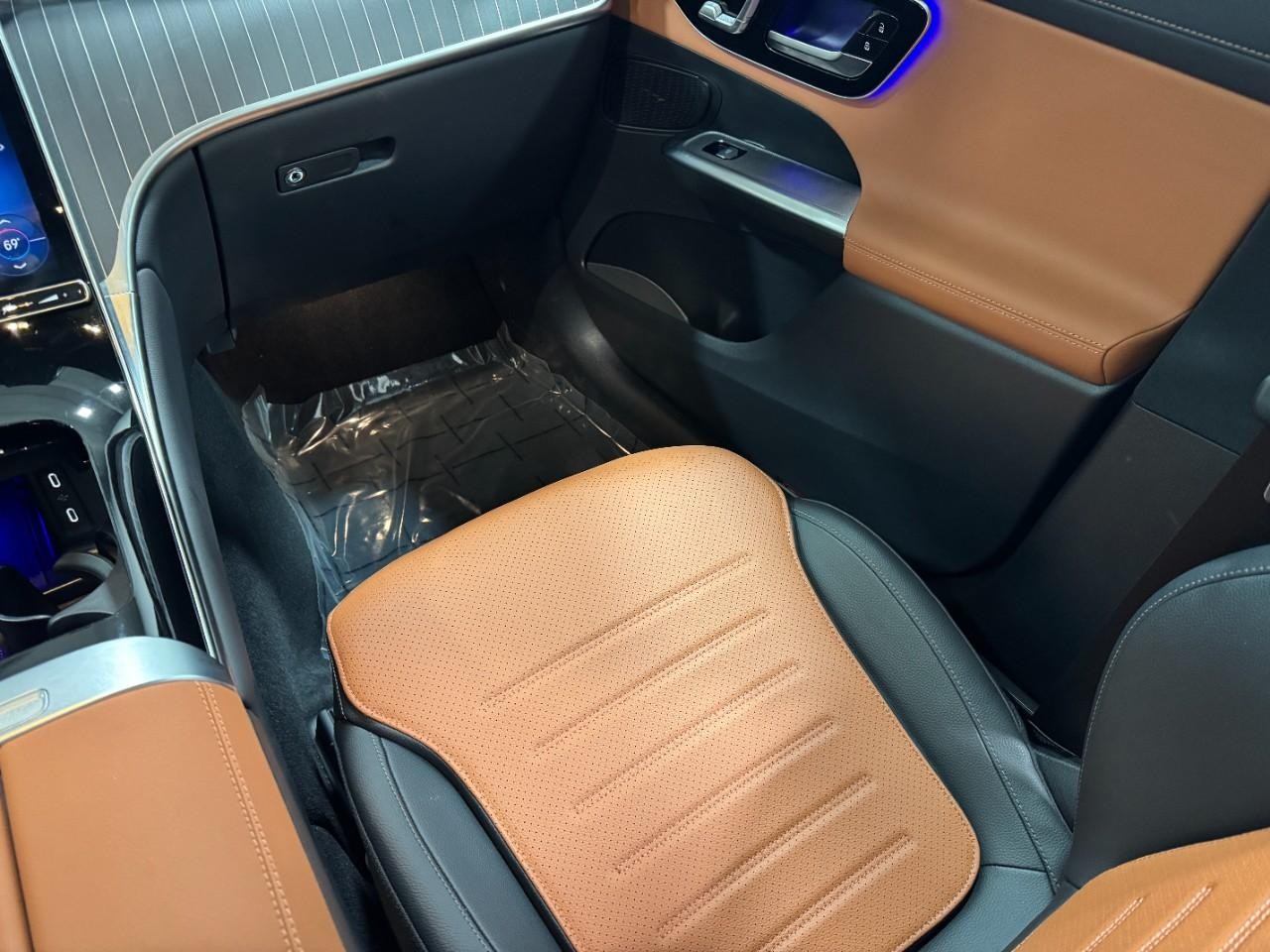 Mercedes-Benz GLC Vehicle Full-screen Gallery Image 17