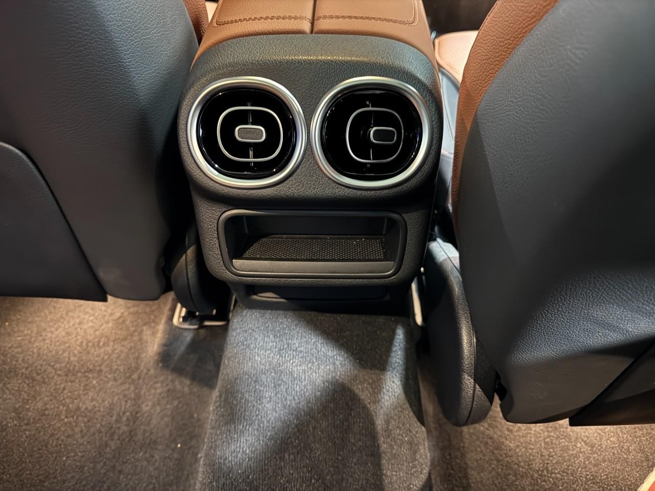 Mercedes-Benz GLC Vehicle Full-screen Gallery Image 18