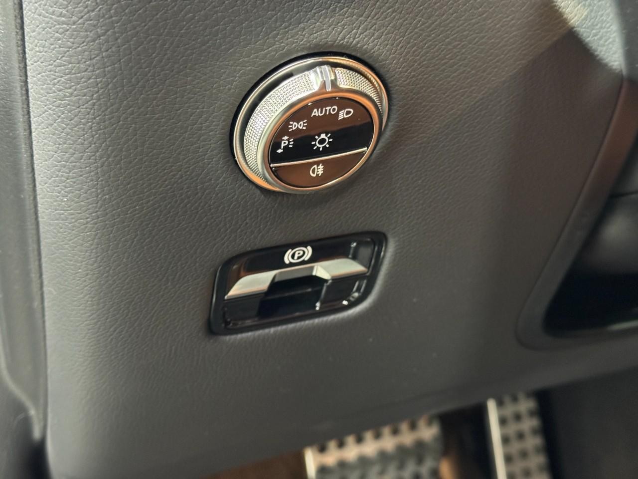 Mercedes-Benz GLC Vehicle Full-screen Gallery Image 19