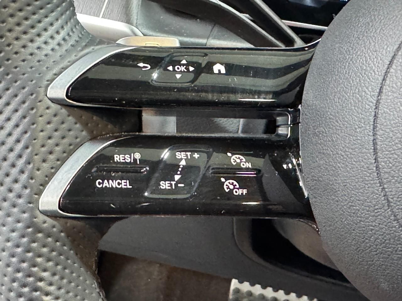 Mercedes-Benz GLC Vehicle Full-screen Gallery Image 20