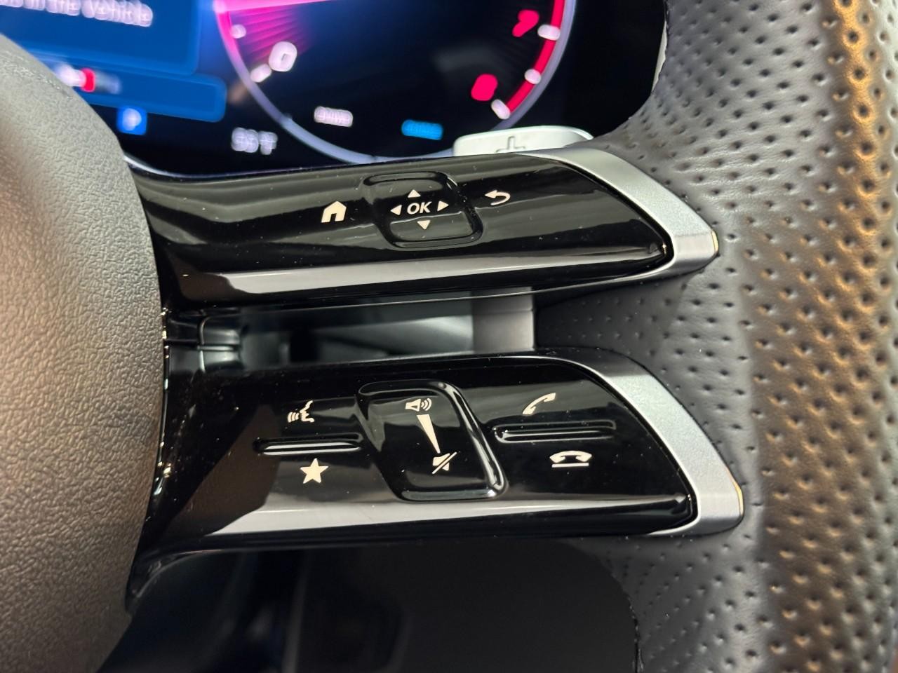 Mercedes-Benz GLC Vehicle Full-screen Gallery Image 21