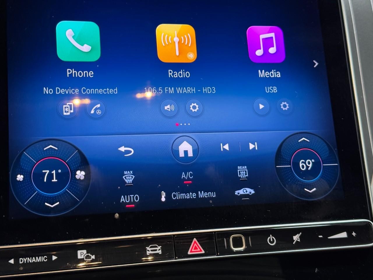 Mercedes-Benz GLC Vehicle Full-screen Gallery Image 23