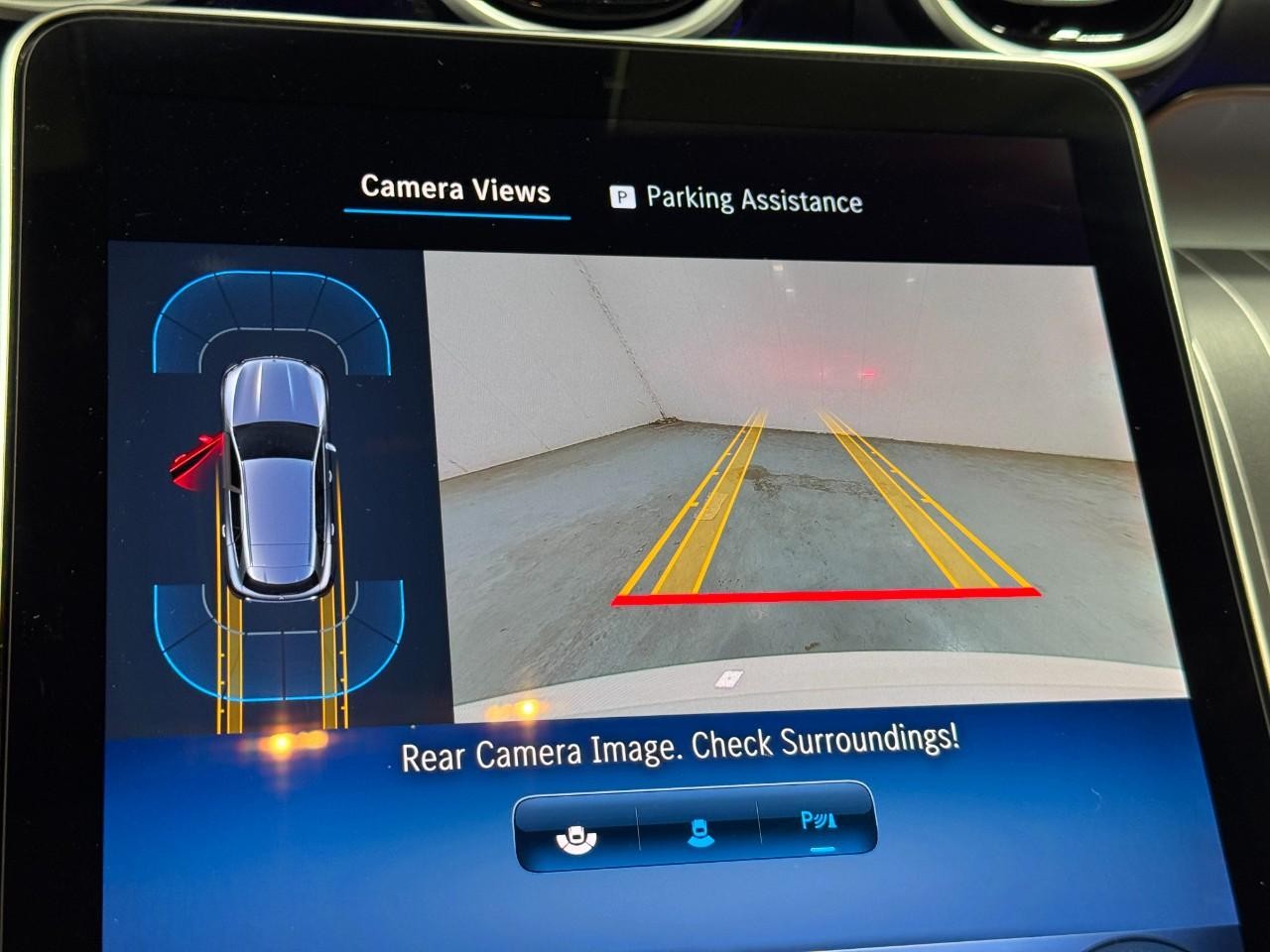 Mercedes-Benz GLC Vehicle Full-screen Gallery Image 24