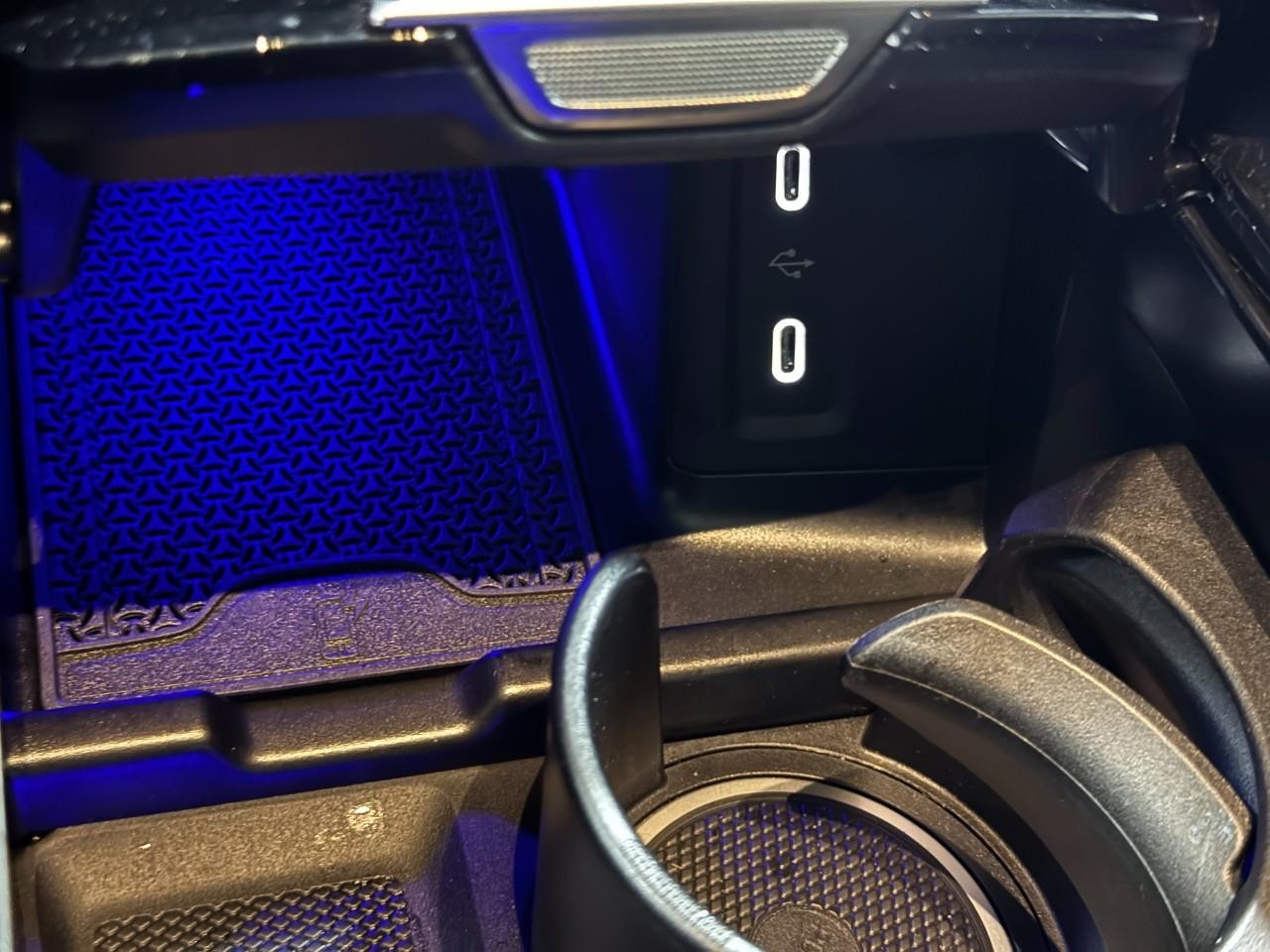 Mercedes-Benz GLC Vehicle Full-screen Gallery Image 25