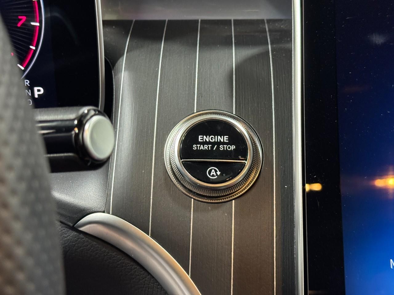 Mercedes-Benz GLC Vehicle Full-screen Gallery Image 26