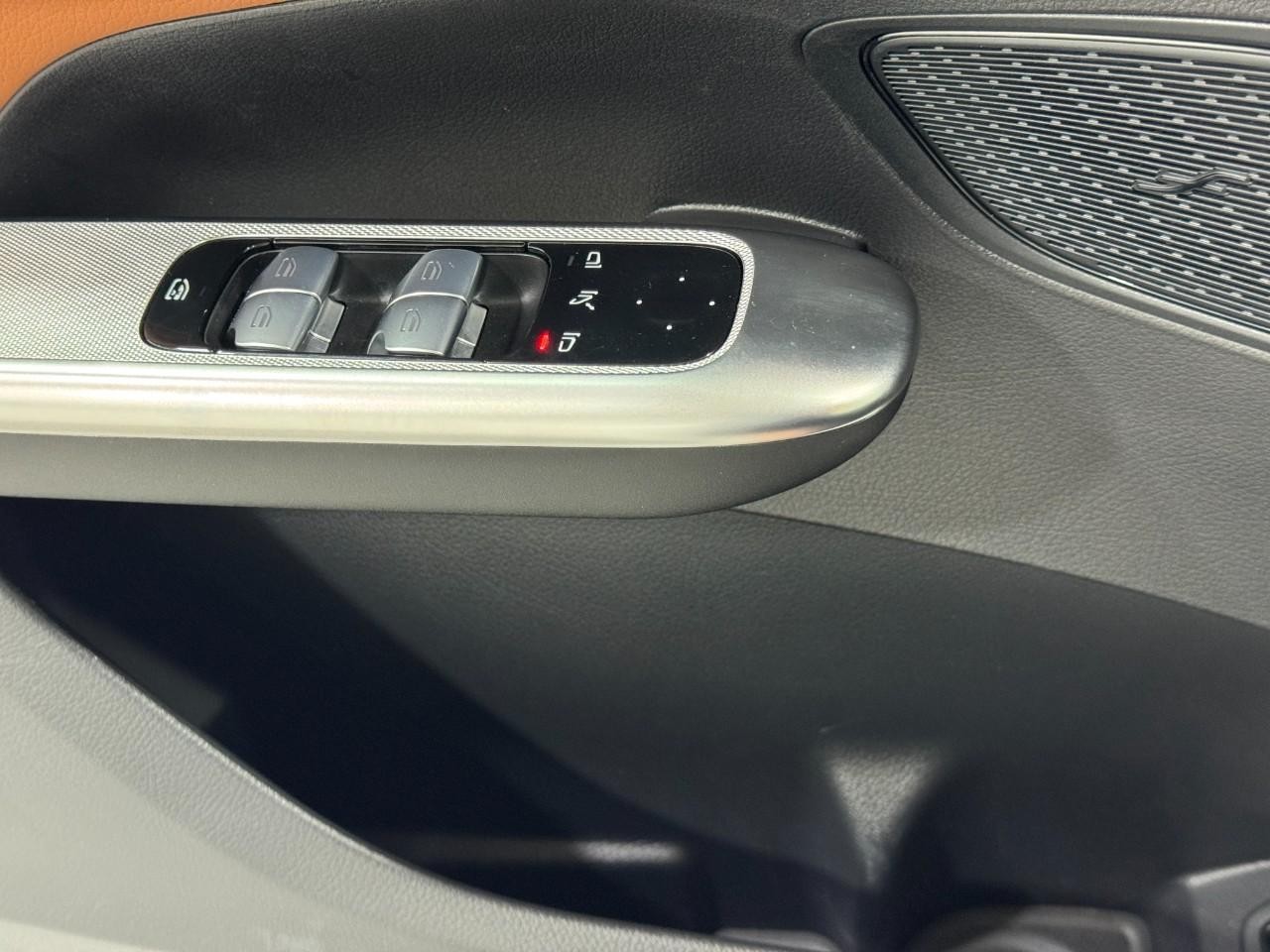 Mercedes-Benz GLC Vehicle Full-screen Gallery Image 29