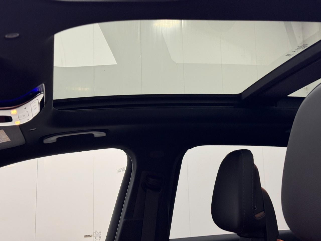 Mercedes-Benz GLC Vehicle Full-screen Gallery Image 30