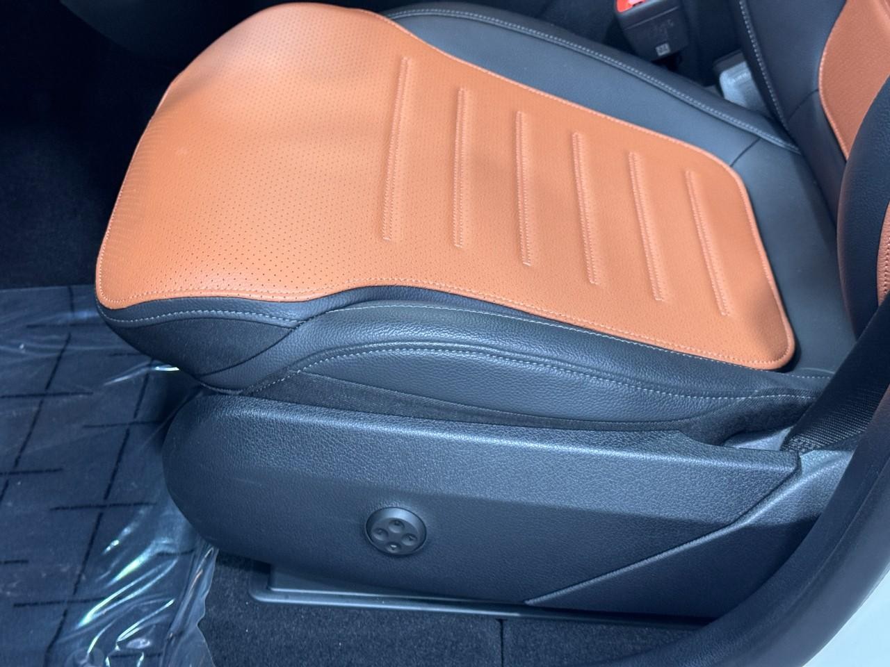 Mercedes-Benz GLC Vehicle Full-screen Gallery Image 31