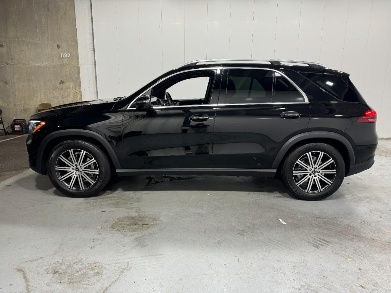 Mercedes-Benz GLE Vehicle Full-screen Gallery Image 2