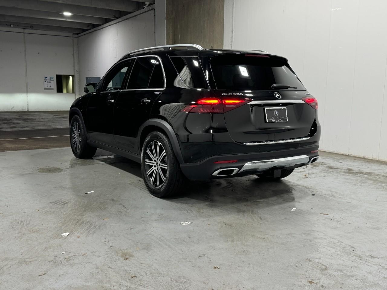 Mercedes-Benz GLE Vehicle Full-screen Gallery Image 3