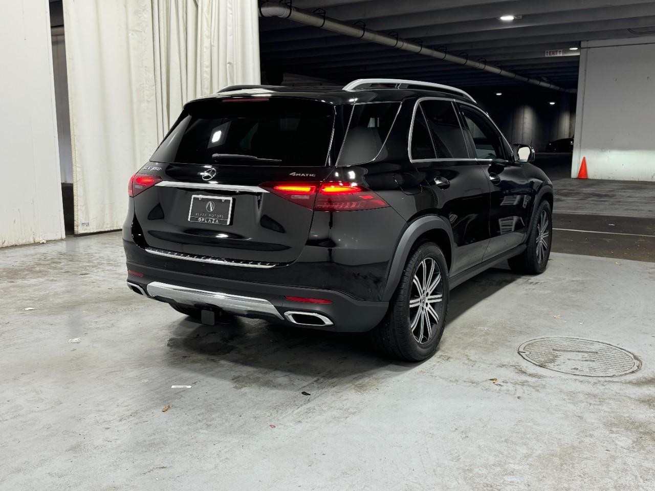 Mercedes-Benz GLE Vehicle Full-screen Gallery Image 4