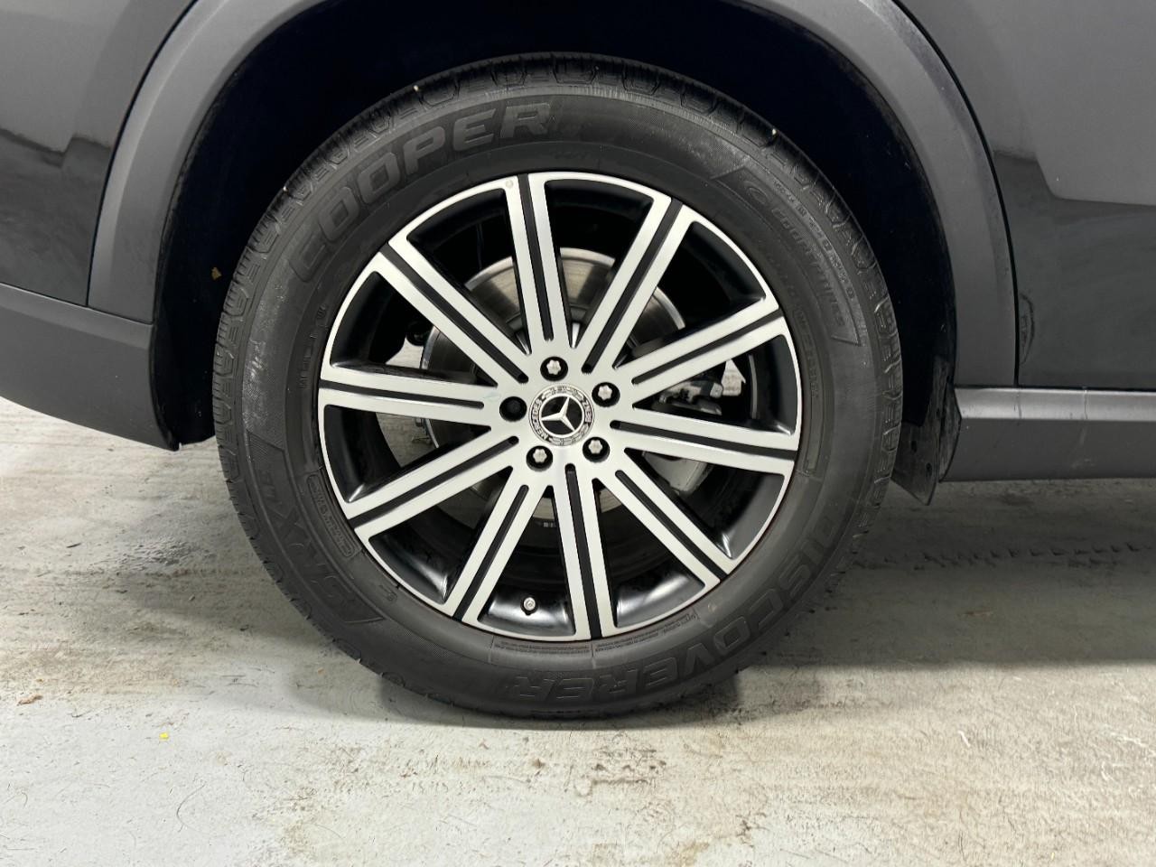 Mercedes-Benz GLE Vehicle Full-screen Gallery Image 5