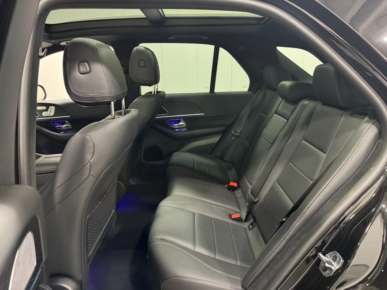 Mercedes-Benz GLE Vehicle Full-screen Gallery Image 8