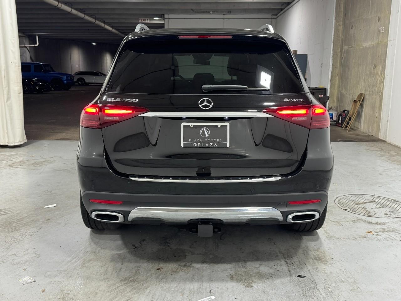 Mercedes-Benz GLE Vehicle Full-screen Gallery Image 9