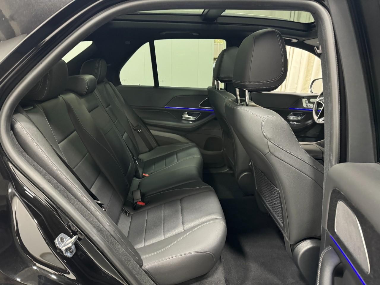 Mercedes-Benz GLE Vehicle Full-screen Gallery Image 10