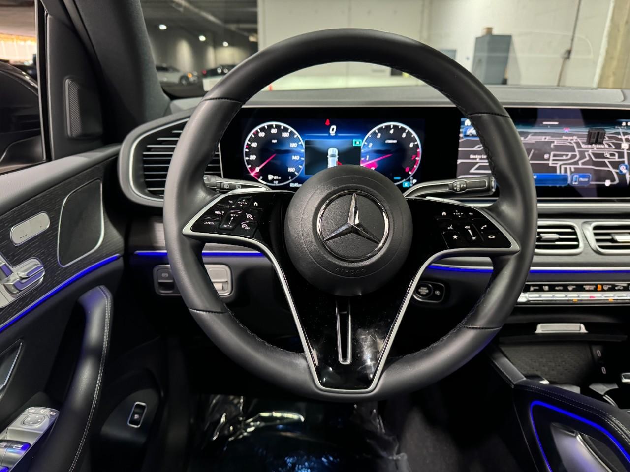 Mercedes-Benz GLE Vehicle Full-screen Gallery Image 13