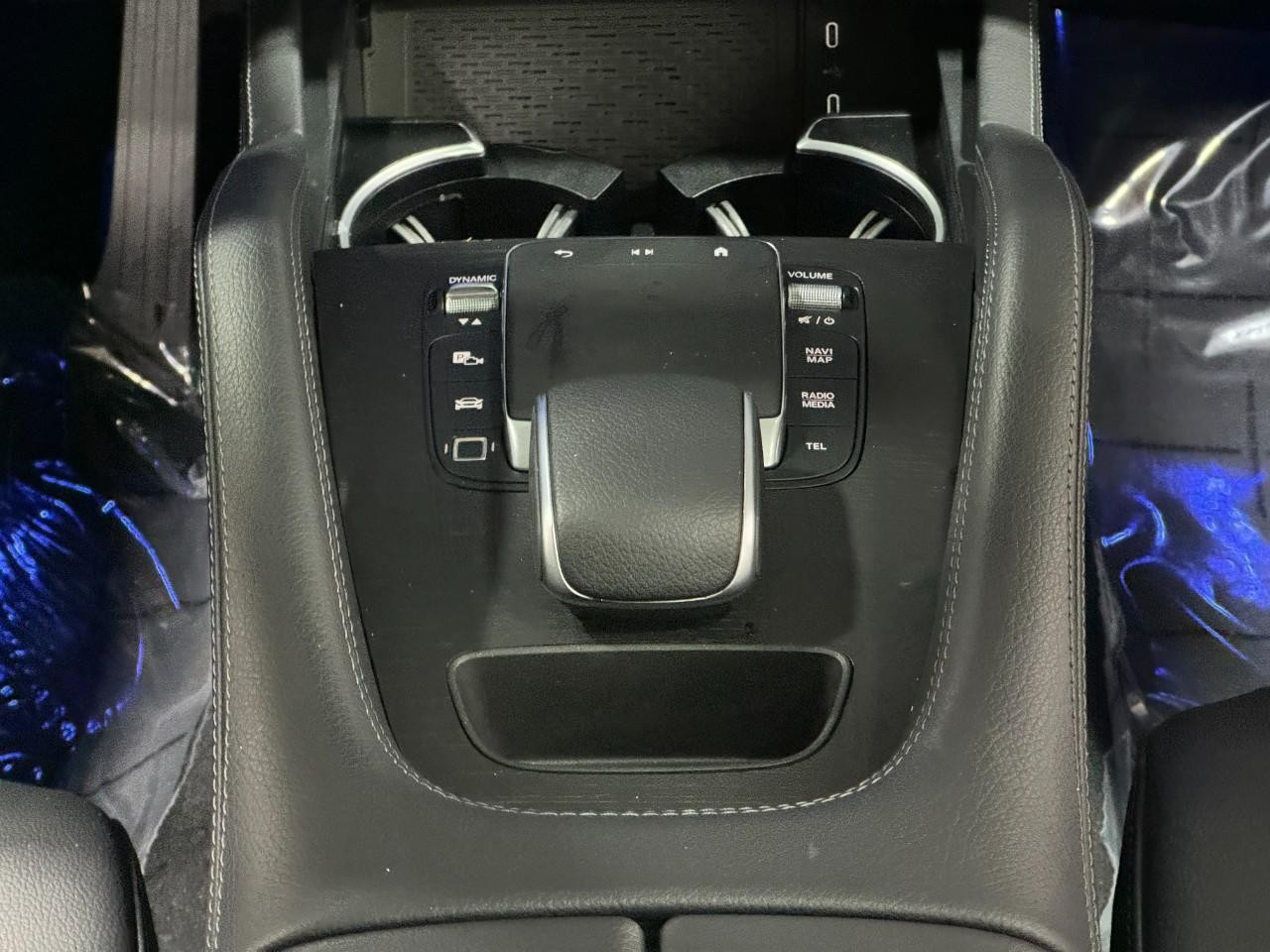 Mercedes-Benz GLE Vehicle Full-screen Gallery Image 16