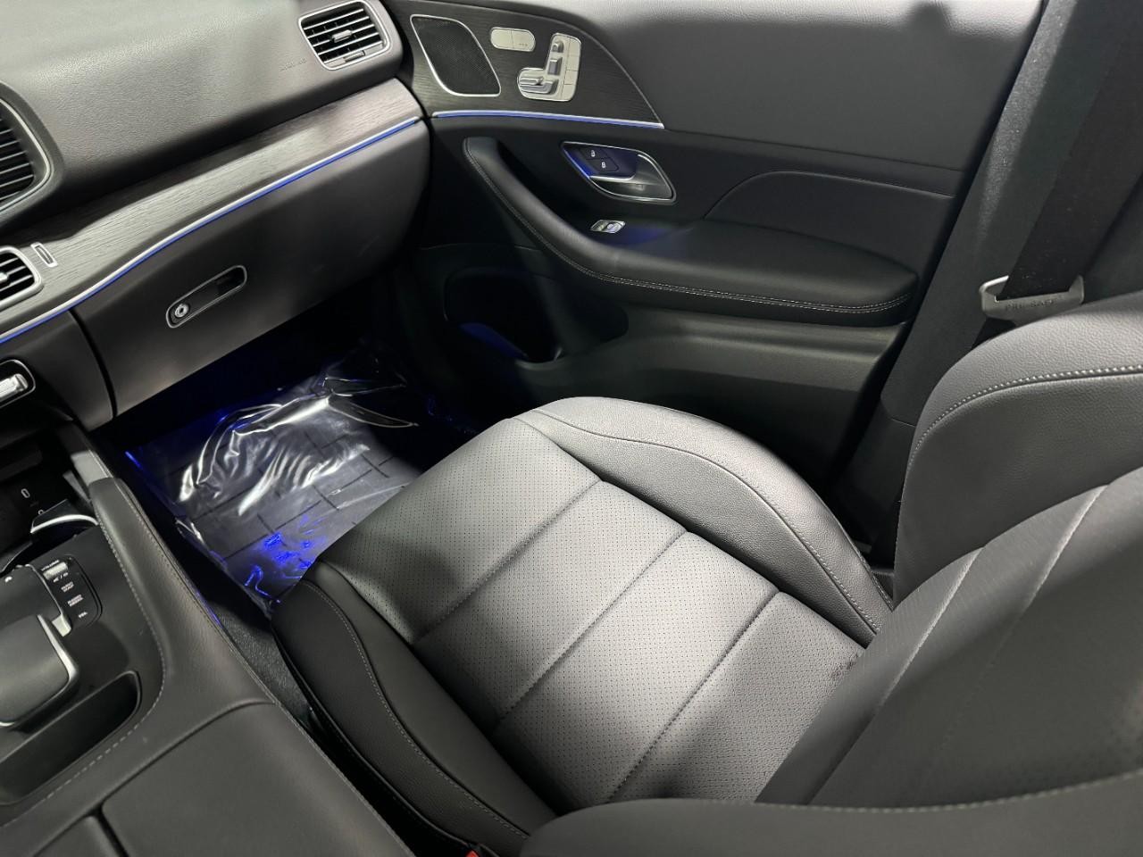 Mercedes-Benz GLE Vehicle Full-screen Gallery Image 17