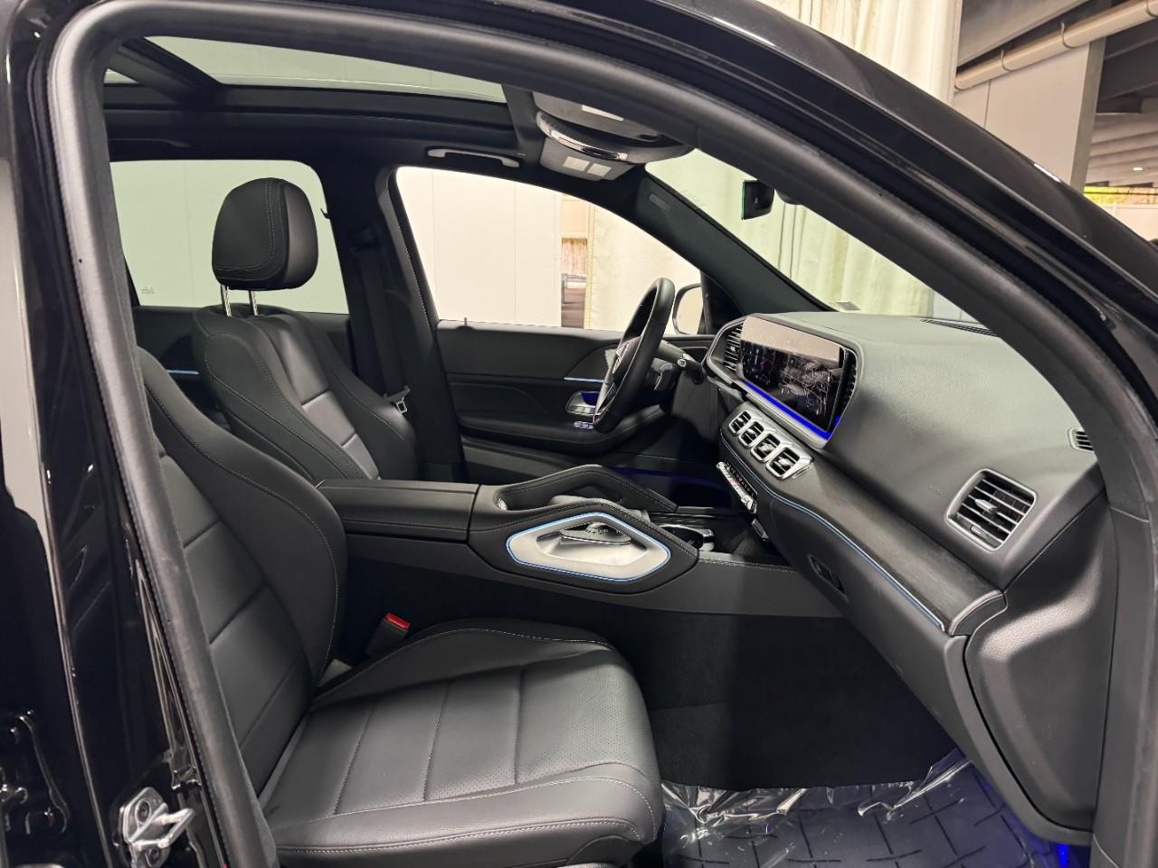 Mercedes-Benz GLE Vehicle Full-screen Gallery Image 18