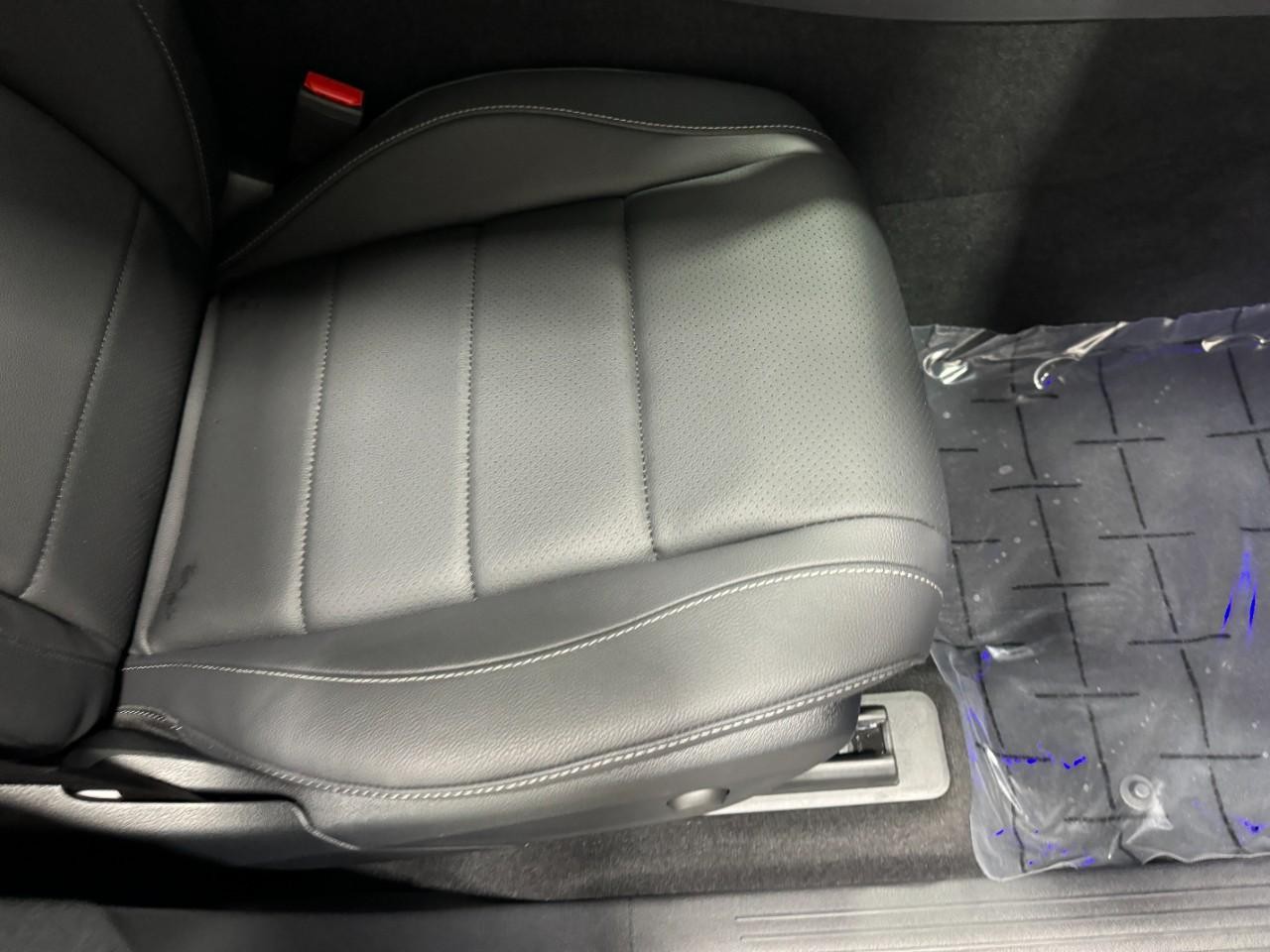 Mercedes-Benz GLE Vehicle Full-screen Gallery Image 19