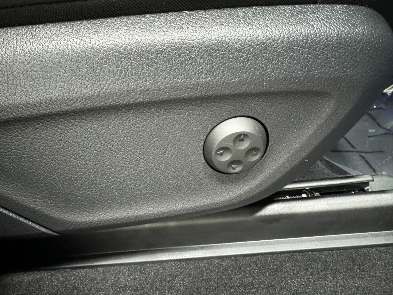 Mercedes-Benz GLE Vehicle Full-screen Gallery Image 20