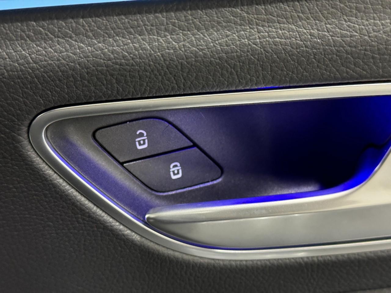 Mercedes-Benz GLE Vehicle Full-screen Gallery Image 22