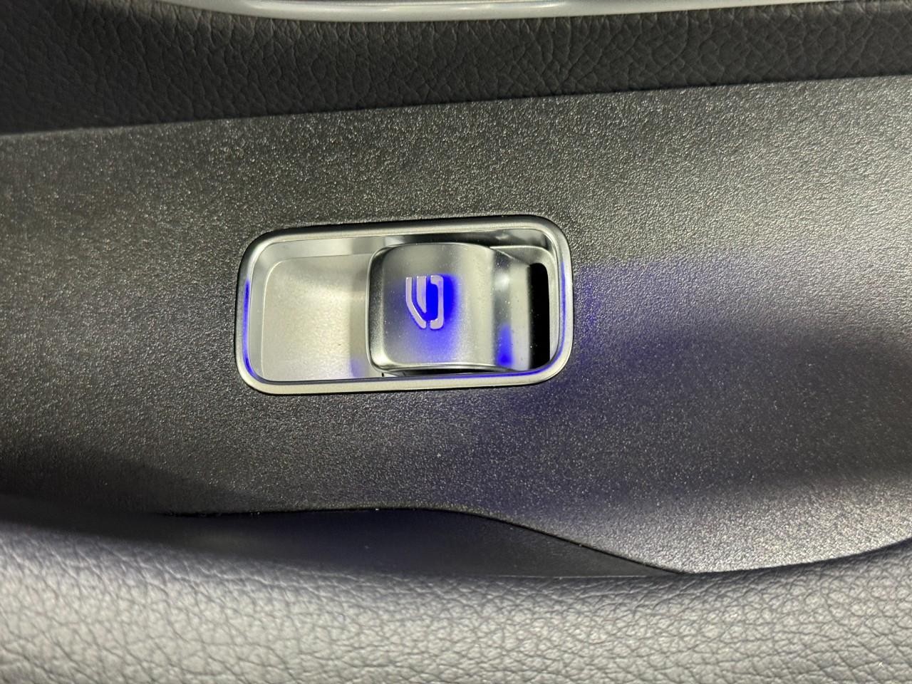 Mercedes-Benz GLE Vehicle Full-screen Gallery Image 23