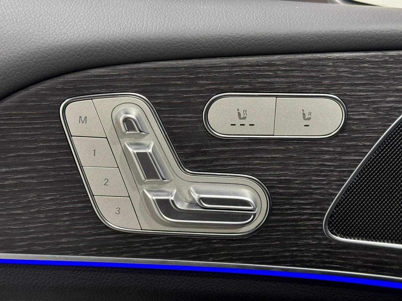 Mercedes-Benz GLE Vehicle Full-screen Gallery Image 24