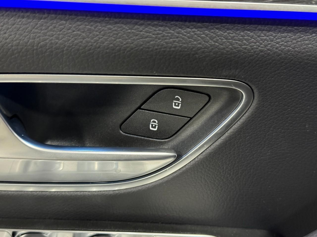 Mercedes-Benz GLE Vehicle Full-screen Gallery Image 25