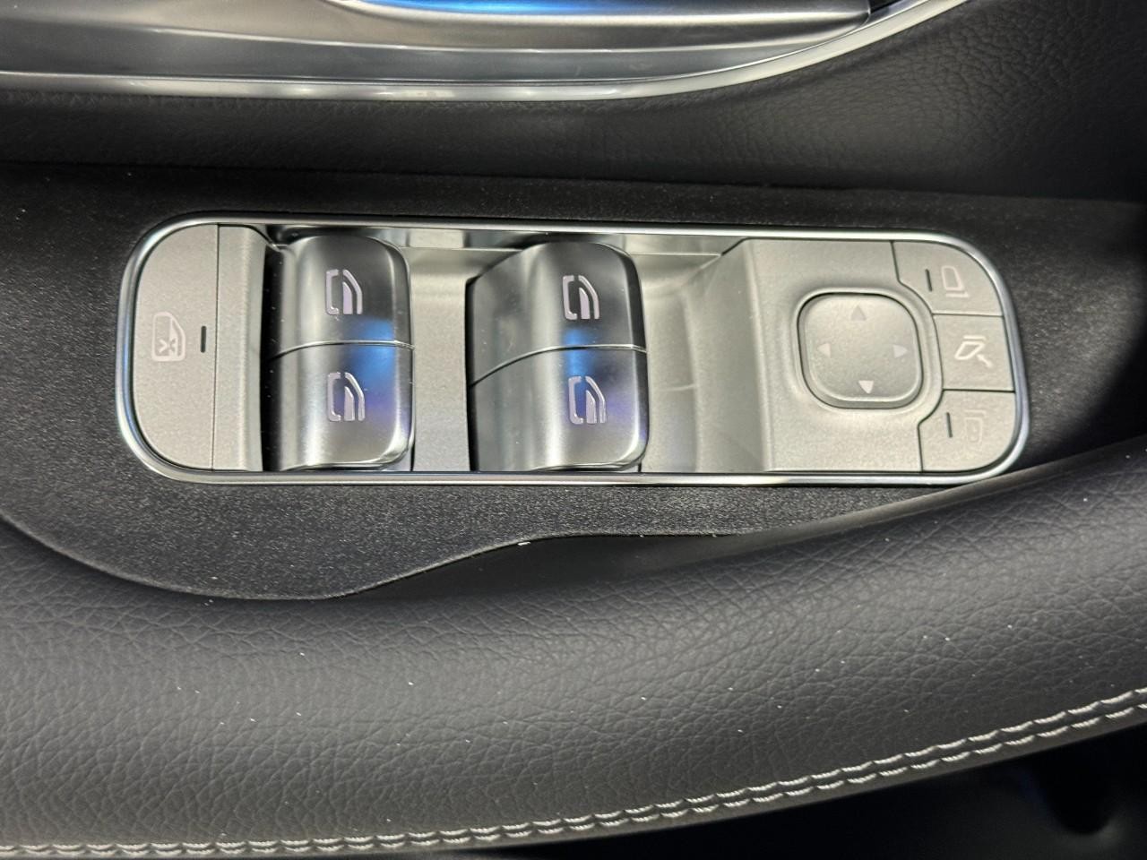 Mercedes-Benz GLE Vehicle Full-screen Gallery Image 26