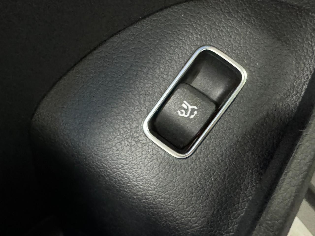 Mercedes-Benz GLE Vehicle Full-screen Gallery Image 27