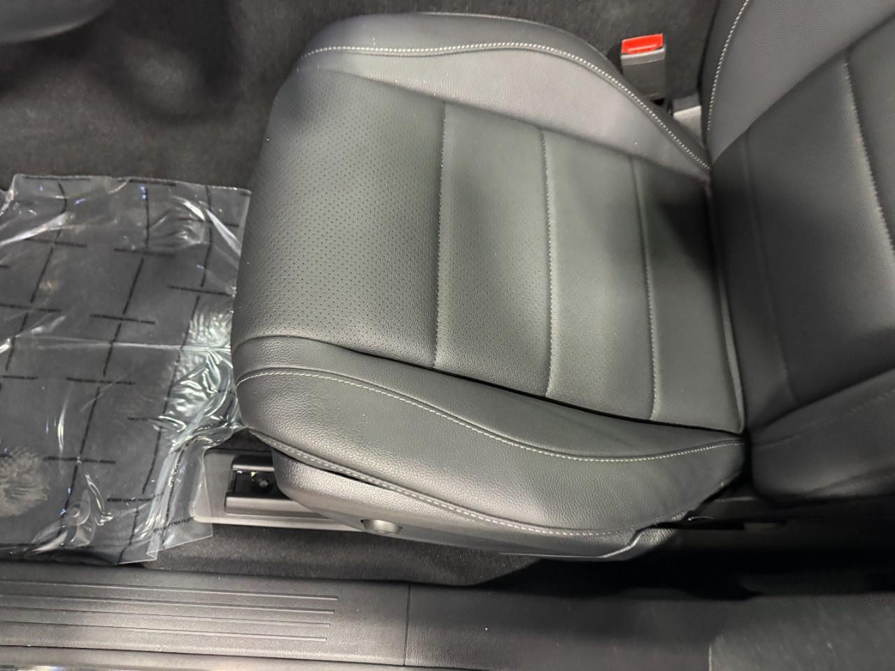 Mercedes-Benz GLE Vehicle Full-screen Gallery Image 29