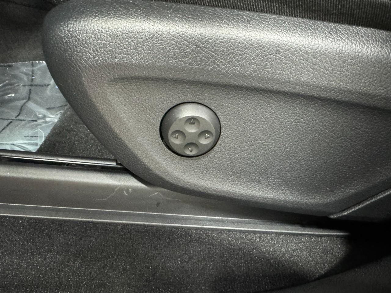 Mercedes-Benz GLE Vehicle Full-screen Gallery Image 30