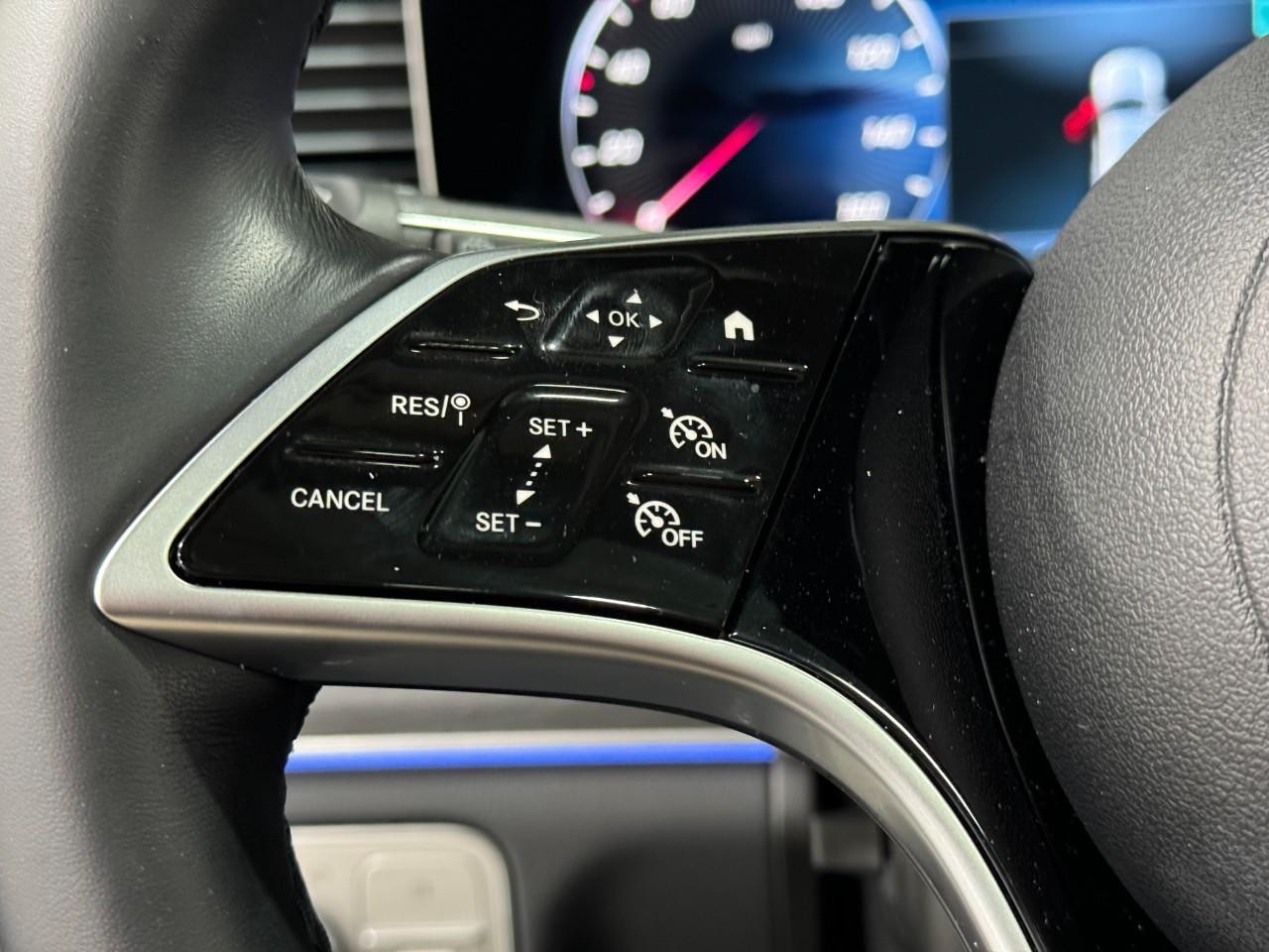 Mercedes-Benz GLE Vehicle Full-screen Gallery Image 32