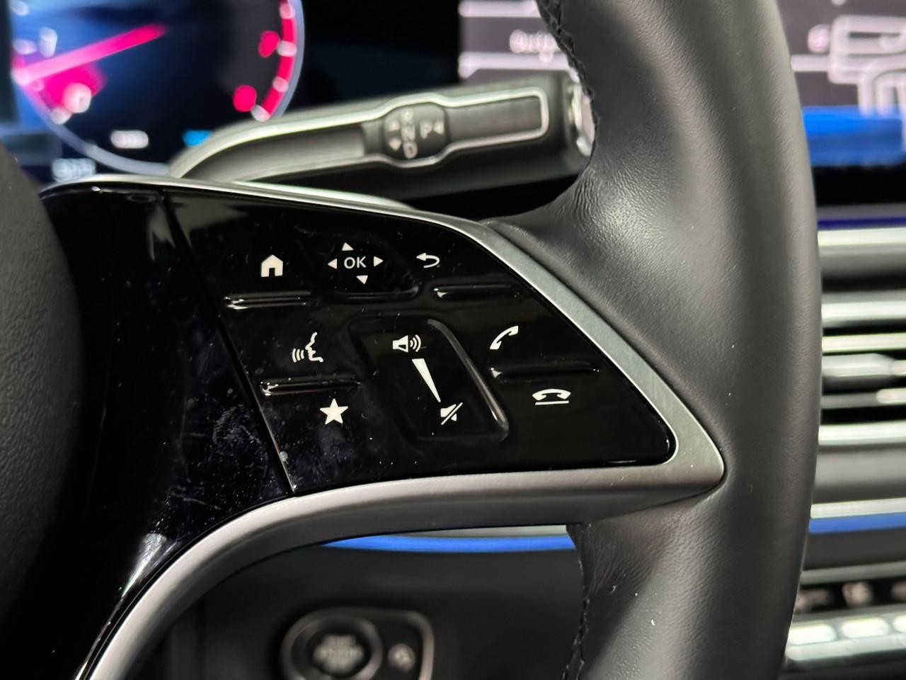 Mercedes-Benz GLE Vehicle Full-screen Gallery Image 33