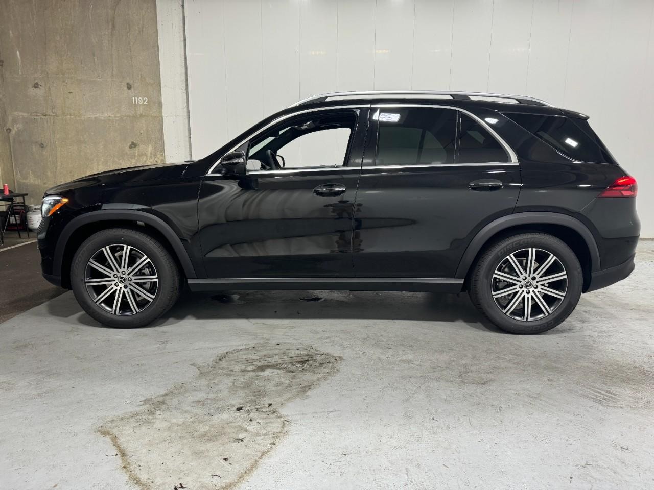 Mercedes-Benz GLE Vehicle Full-screen Gallery Image 2