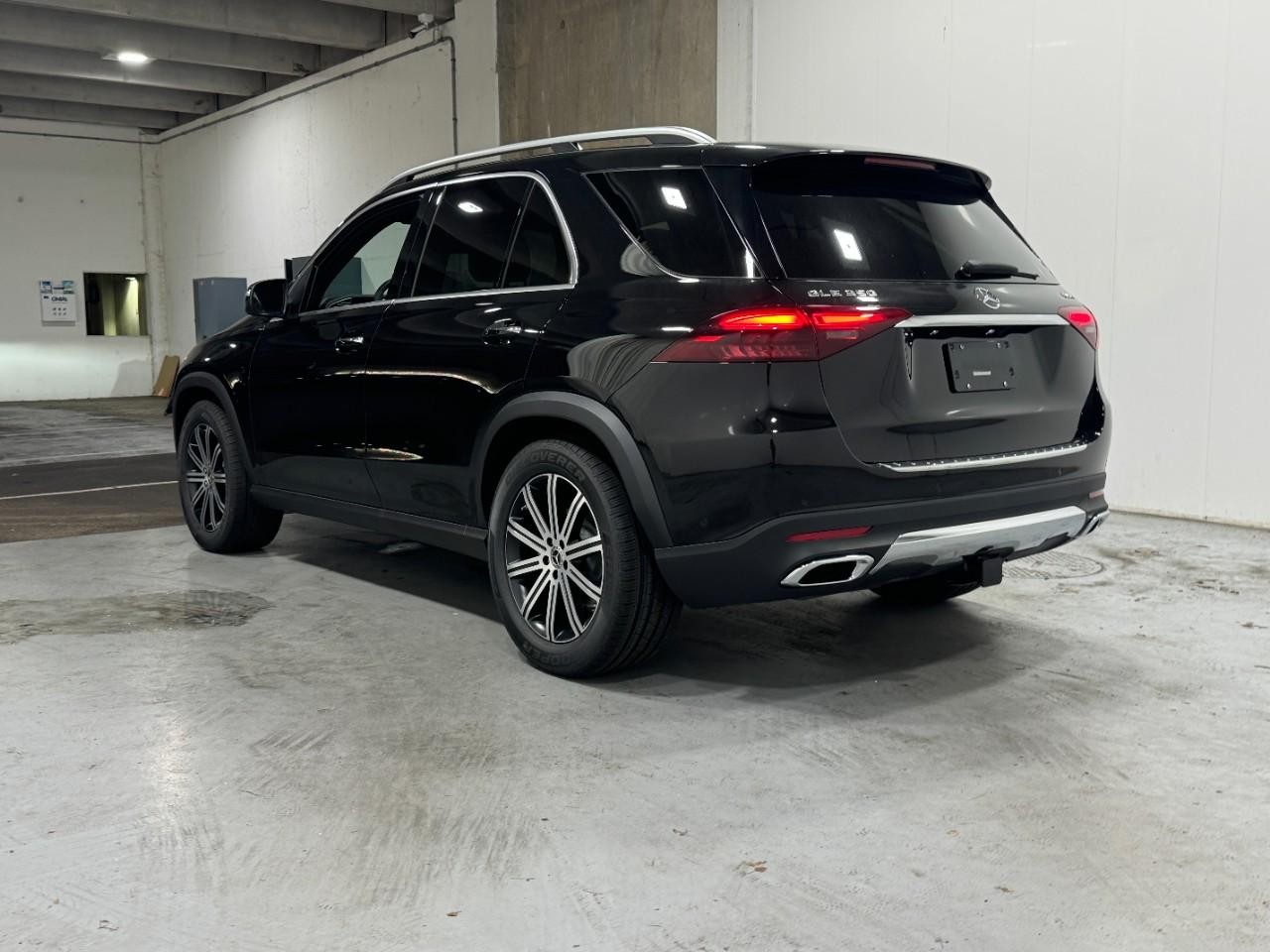 Mercedes-Benz GLE Vehicle Full-screen Gallery Image 3