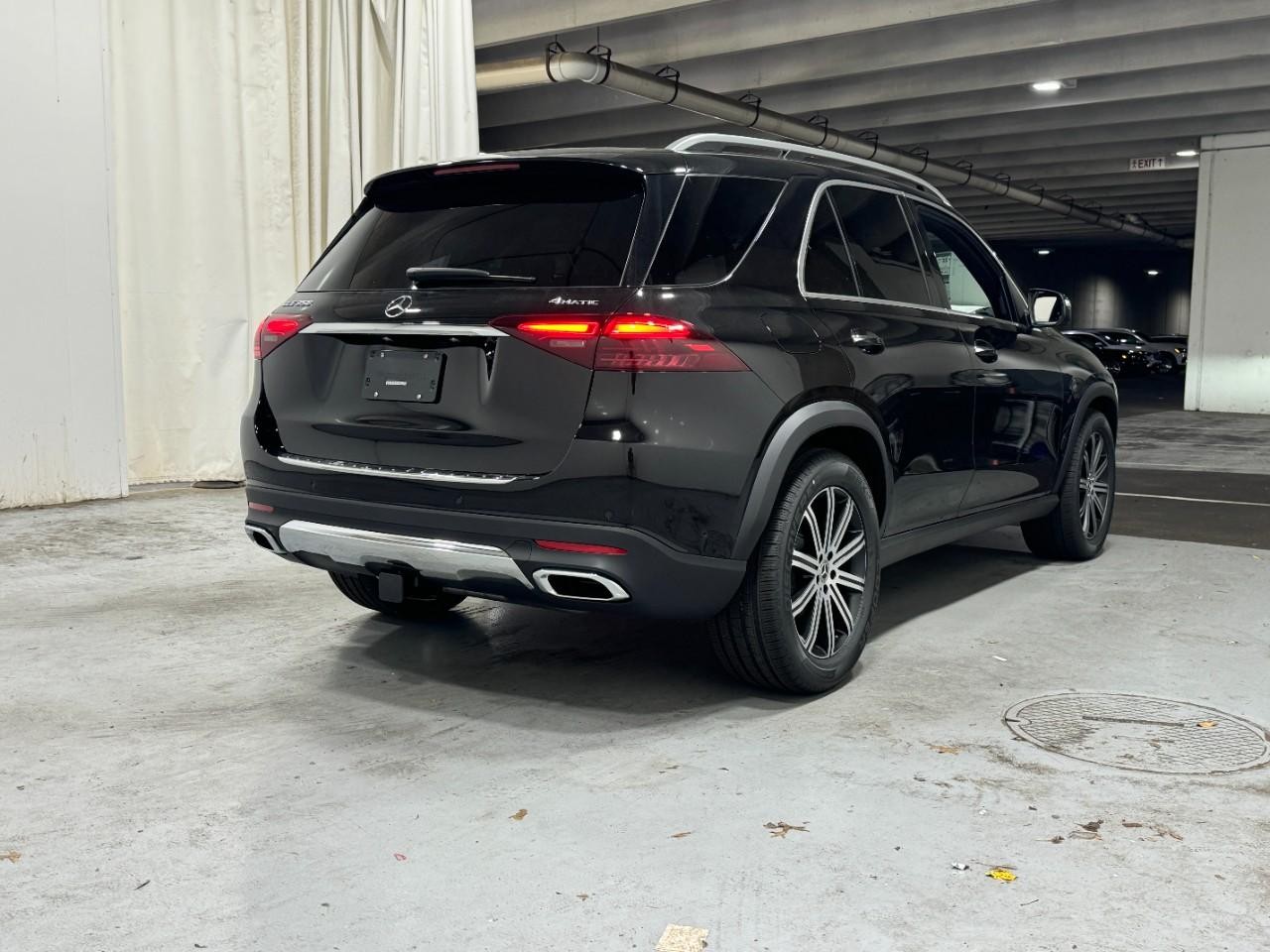 Mercedes-Benz GLE Vehicle Full-screen Gallery Image 4